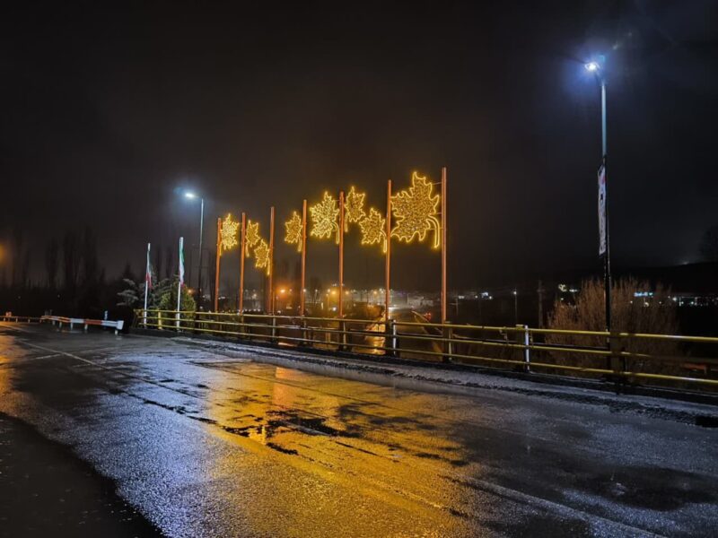 نصب المان برگهای نورانی چنار روی پل ورودی شهر فیرورق