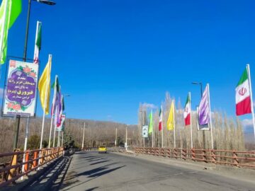 تعویض میله‌های پرچم پل ورودی باغ‌شهر فیرورق و نصب پرچم‌های جدید
